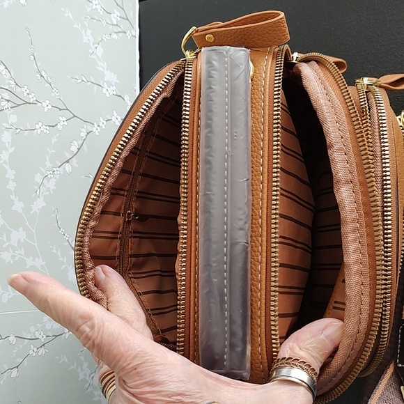 K Crossbody - Picture 3 of 9